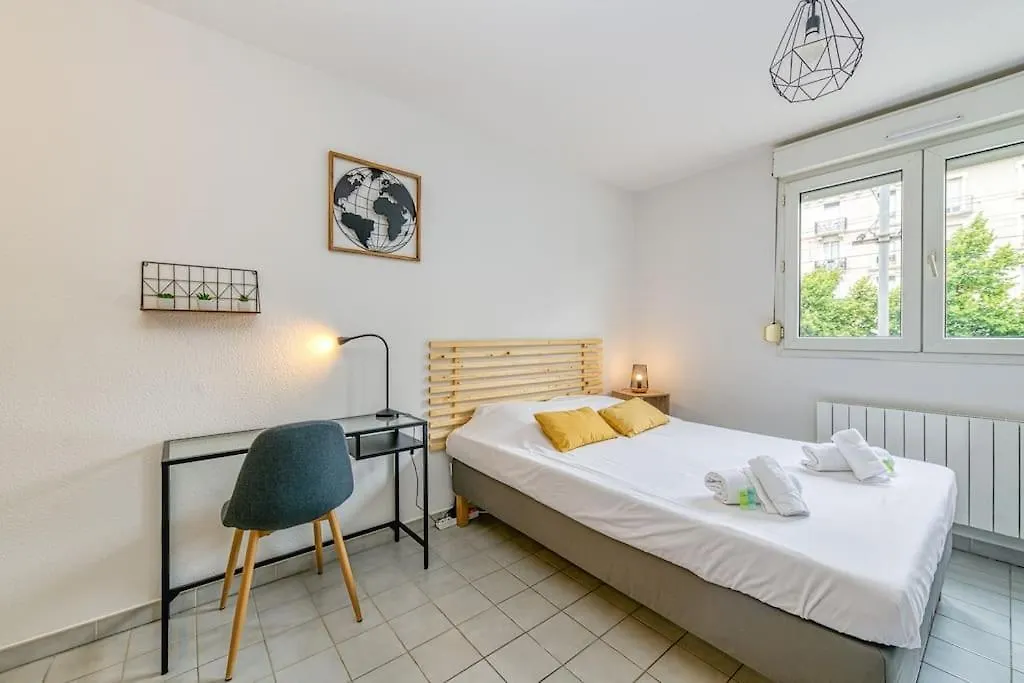 Studio Moderne Et Cosy A 700M De La Gare Grenoble